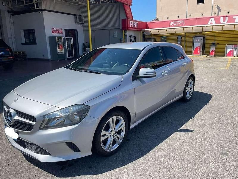 Grigio Usata 2016 Mercedes A180 Due volumi | 13.000 € - Immagine 1/4