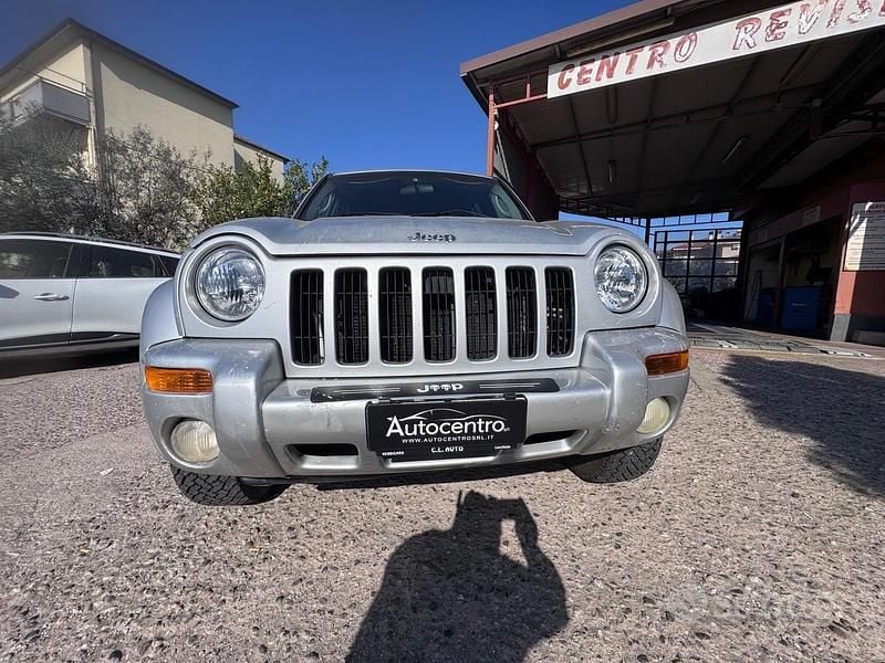 Usata Jeep Cherokee 142 CV (104 kW) 2002 Grigio SUV