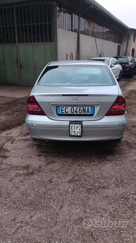 Usata Mercedes C220 150 CV (110 kW) 2007 Grigio Berlina
