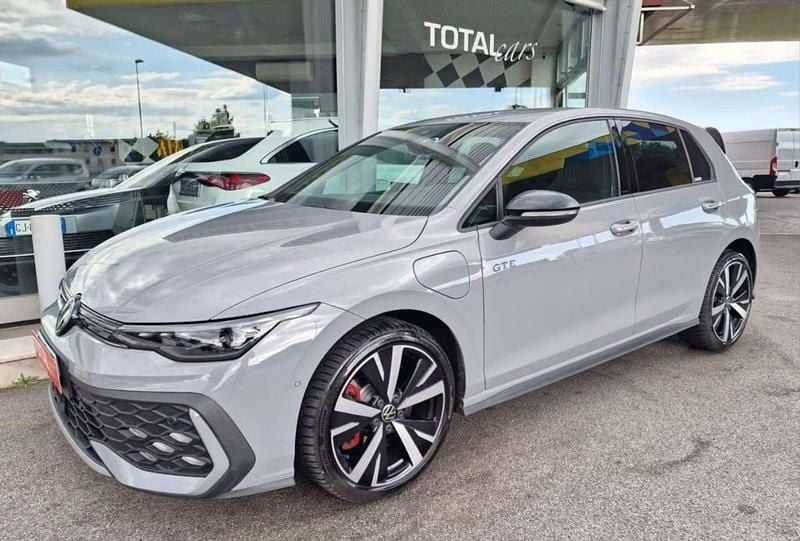 Usata VW Golf VIII GTE 272 CV (200 kW) 2025 Grigio moonstone grey pastello Berlina