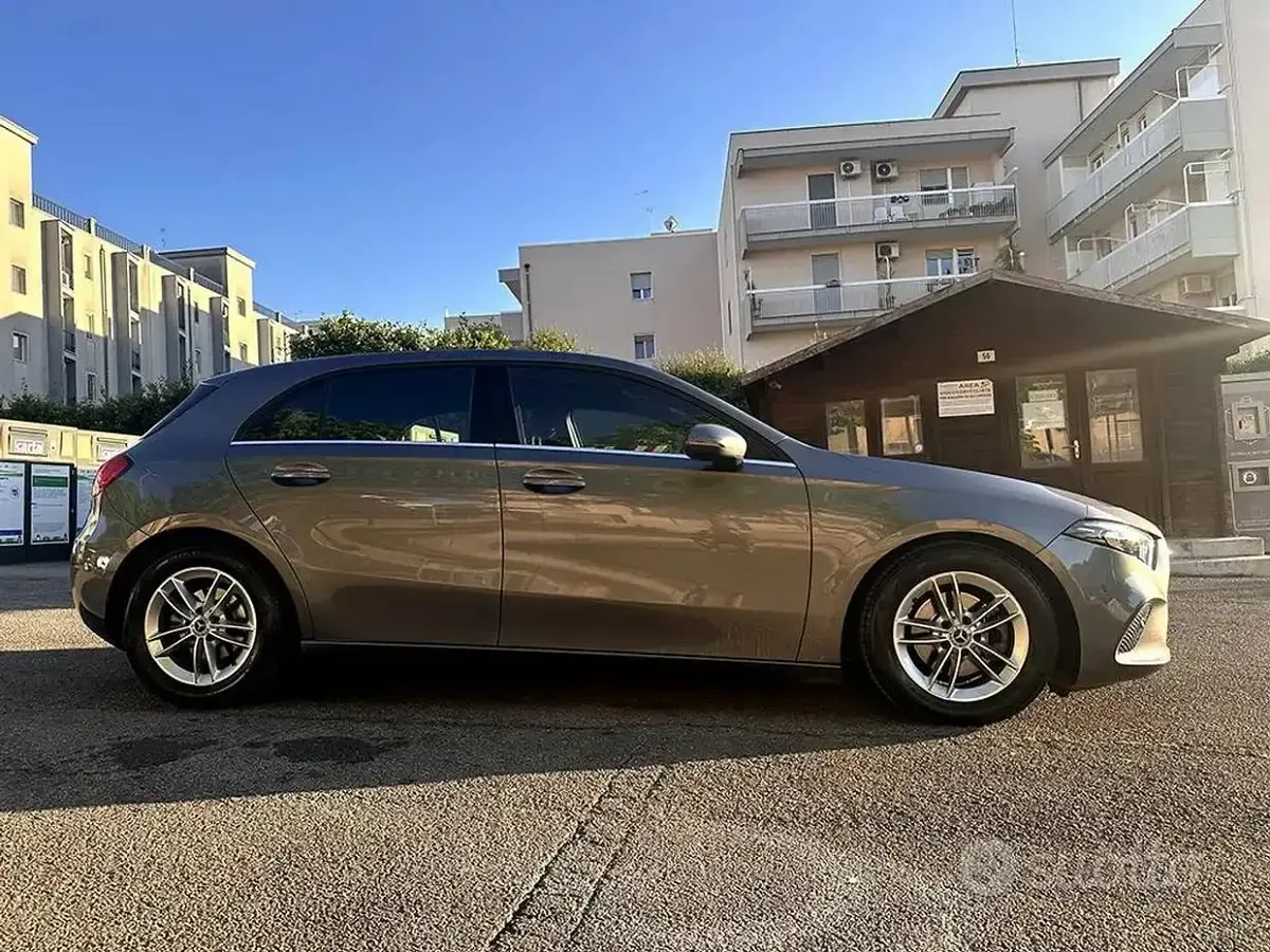 Usata Mercedes A180 Business 116 CV (85 kW) 2019 Grigio Berlina