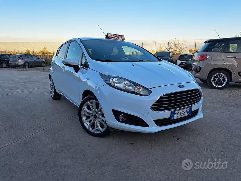 Usata Ford Fiesta Titanium 75 CV (55 kW) 2013 Bianco Utilitaria