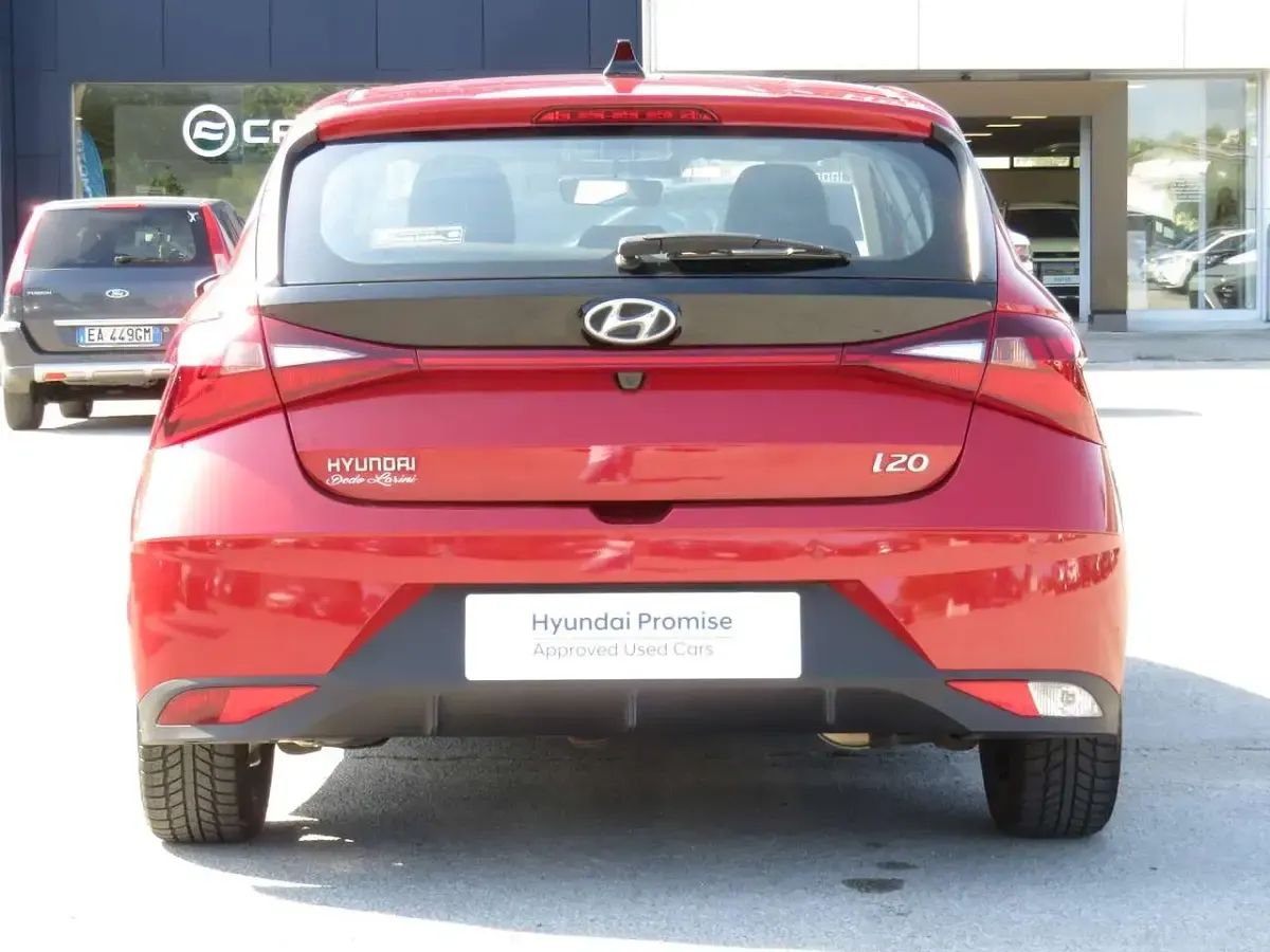 Usata Hyundai i20 82 CV (60 kW) 2023 Dragon red Utilitaria