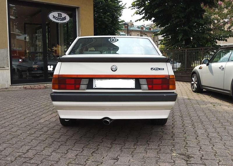 Usata Alfa Romeo 75 148 CV (108 kW) 1987 Bianco Berlina