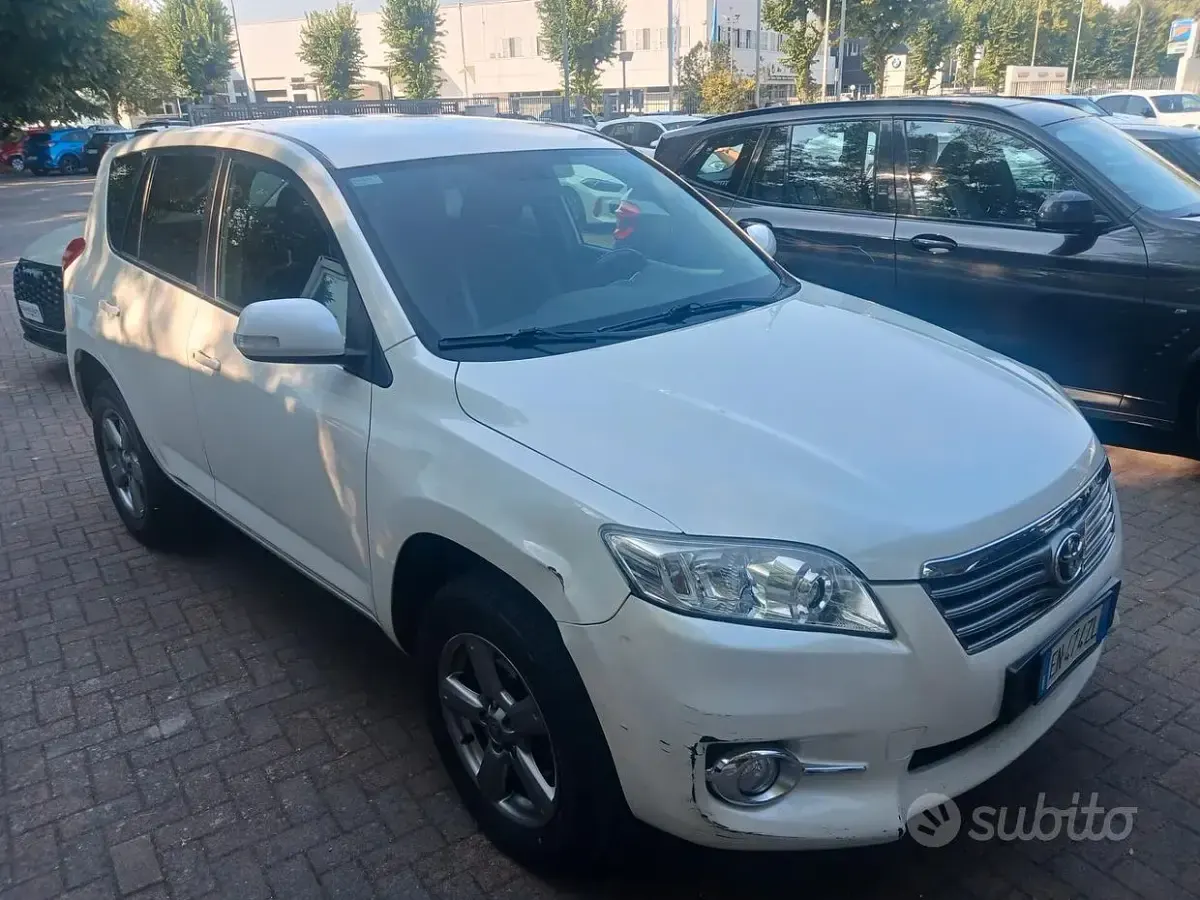 Usata Toyota RAV4 Lounge 150 CV (110 kW) 2012 Bianco SUV