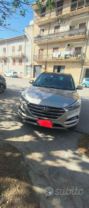 Grigio Usata 2017 Hyundai Tucson SUV | 15.000 € (Buon prezzo) - Immagine 1/4