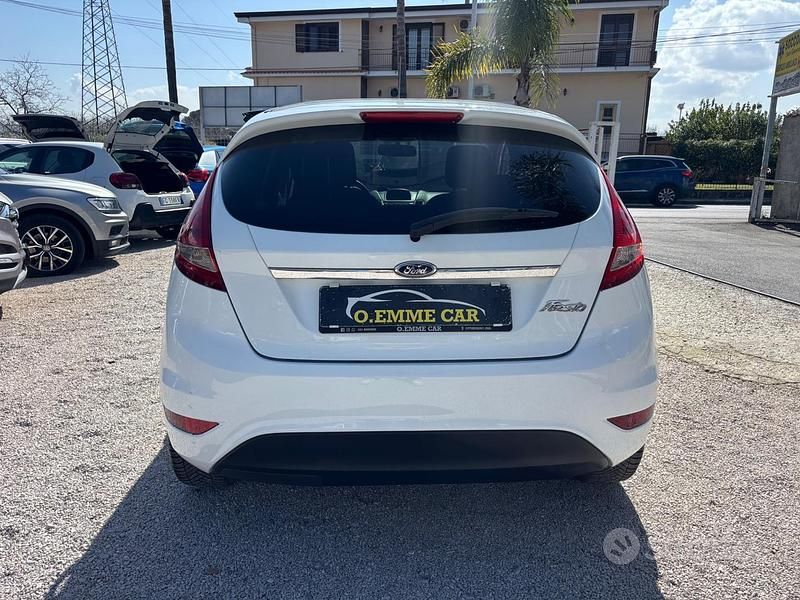 Usata Ford Fiesta Titanium 71 CV (52 kW) 2012 Bianco Utilitaria