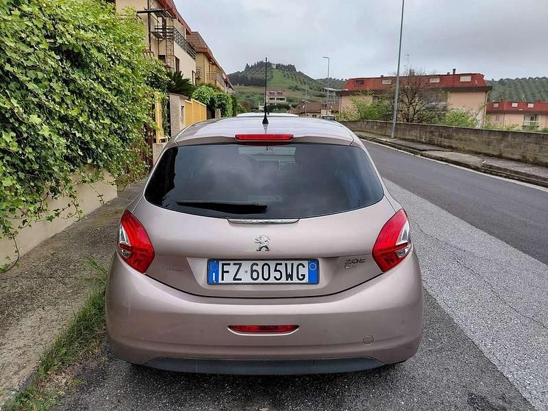 Usata Peugeot 208 Allure 92 CV (67 kW) 2012 Utilitaria