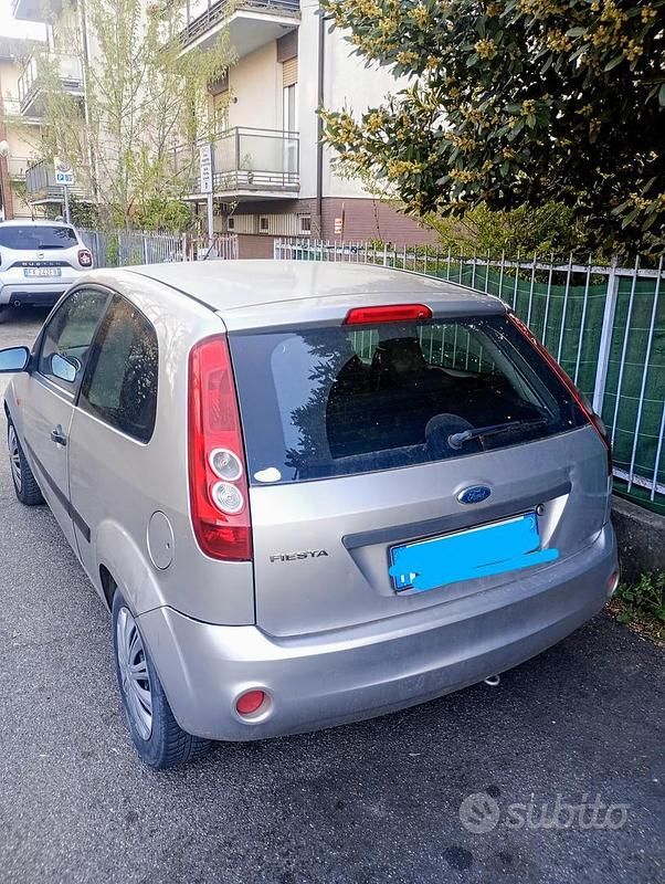 Usata Ford Fiesta Ghia 2006 Grigio Utilitaria