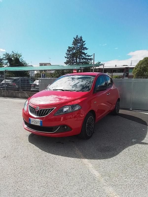 Usata Lancia Ypsilon Gold 69 CV (50 kW) 2022 Rosso Utilitaria