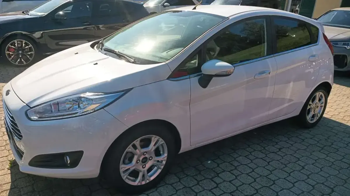 Usata Ford Fiesta 75 CV (55 kW) 2015 Bianco Utilitaria