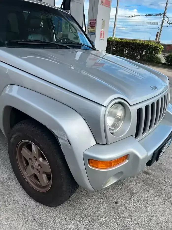 Usado Jeep Cherokee 150 CV (110 kW) 2003 Gris SUV