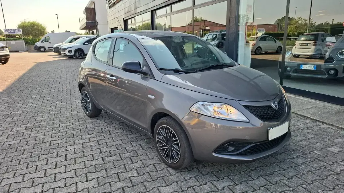 Usata Lancia Ypsilon 69 CV (50 kW) 2019 Grigio