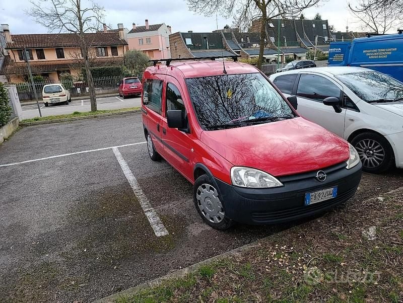 Usata Opel Combo 2010 Rosso Monovolume