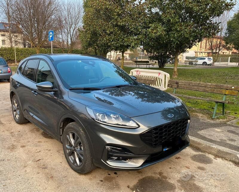 Usata Ford Kuga 243 CV (178 kW) 2021 Grigio SUV