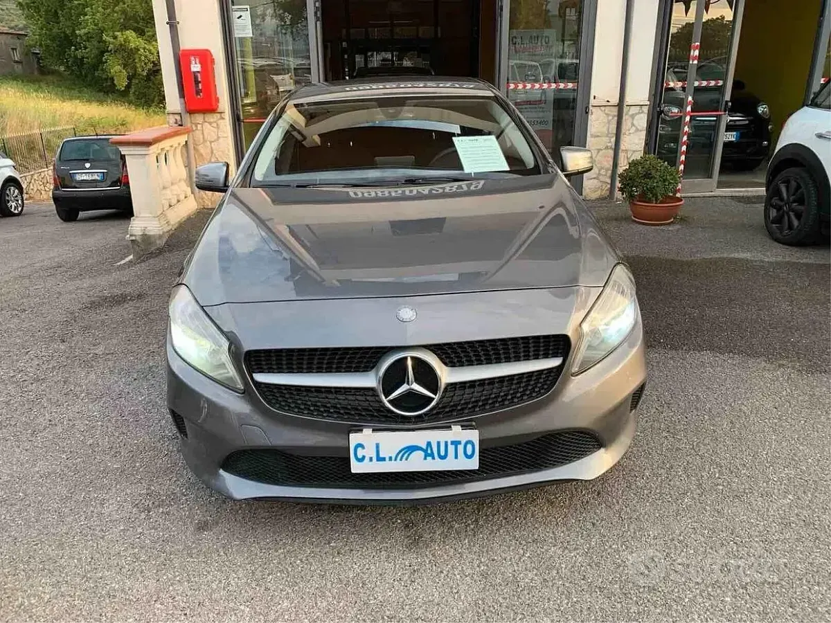 Usata Mercedes A180 109 CV (80 kW) 2015 Grigio Berlina