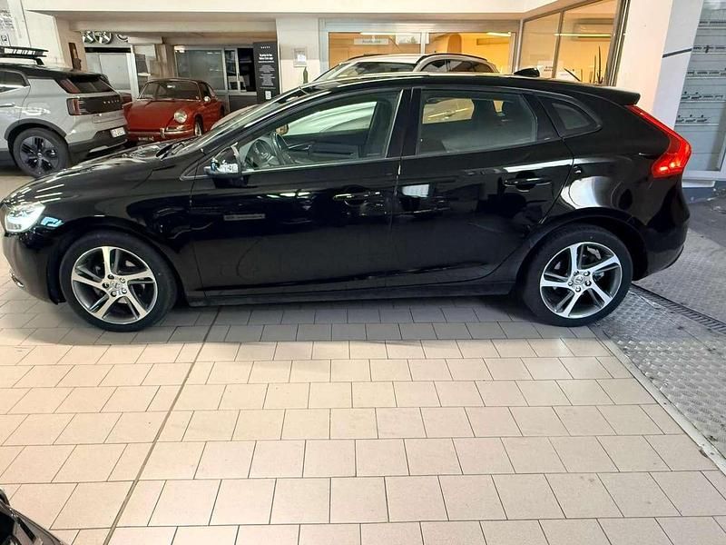 Usata Volvo V40 Kinetic 120 CV (88 kW) 2017 Nero Berlina