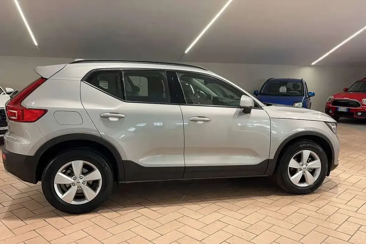 Usata Volvo XC40 129 CV (94 kW) 2023 Silver down met. SUV