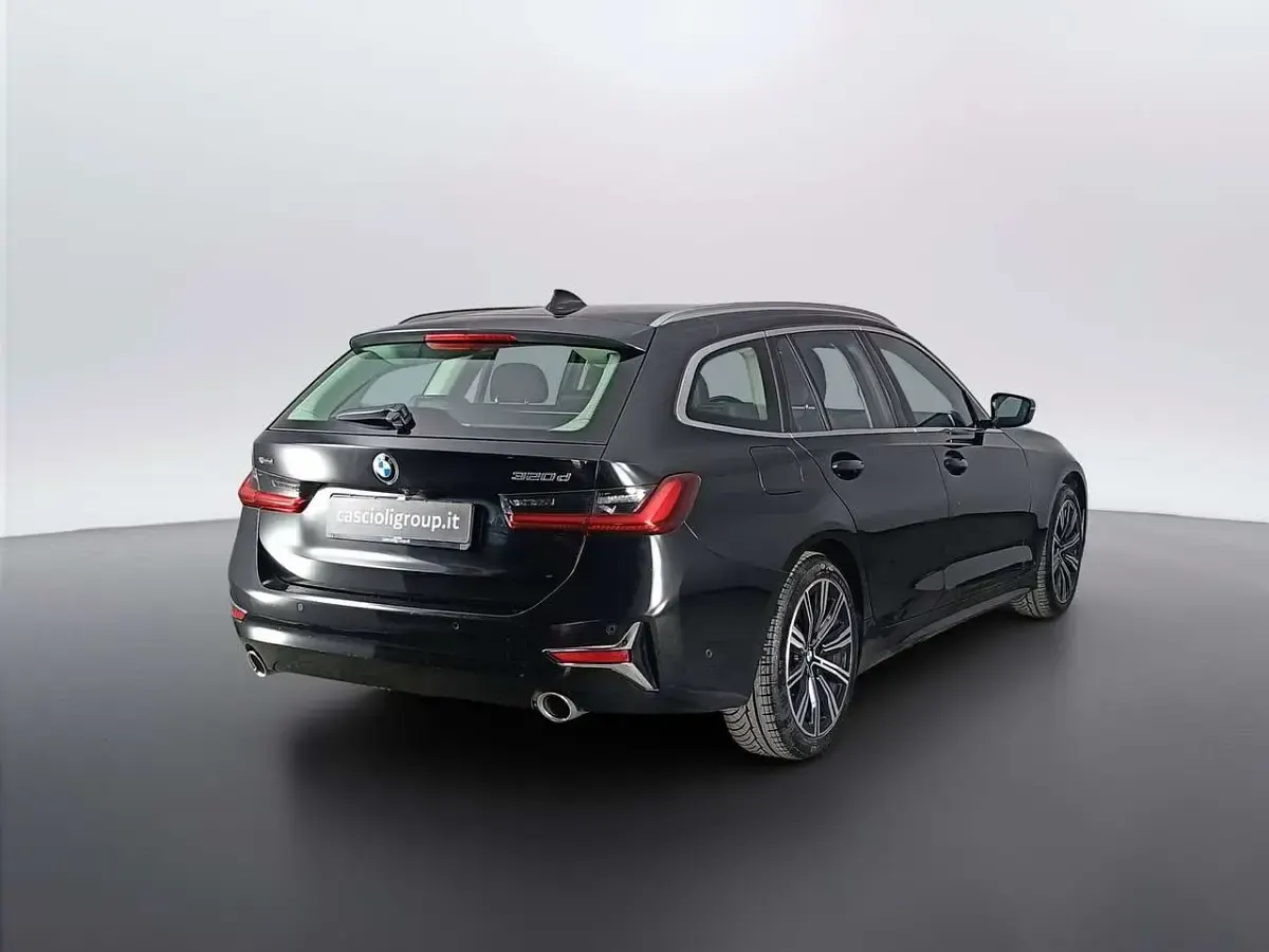 Usata BMW 320 Luxury Line 190 CV (139 kW) 2021 Black sapphire metallizzato Station wagon