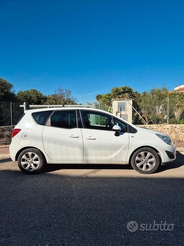 Usata Opel Meriva 95 CV (69 kW) 2012 Bianco Monovolume