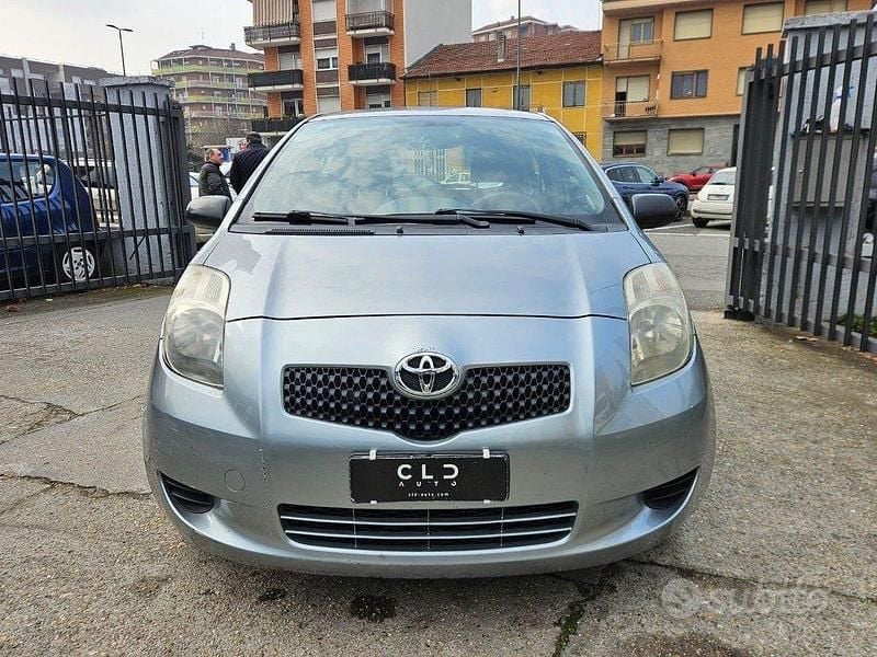 Usata Toyota Yaris 69 CV (50 kW) 2006 Grigio Berlina