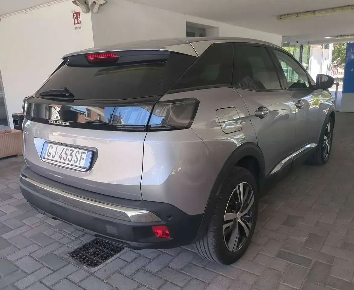 Usata Peugeot 3008 Allure 131 CV (96 kW) 2022 Grigio artense SUV