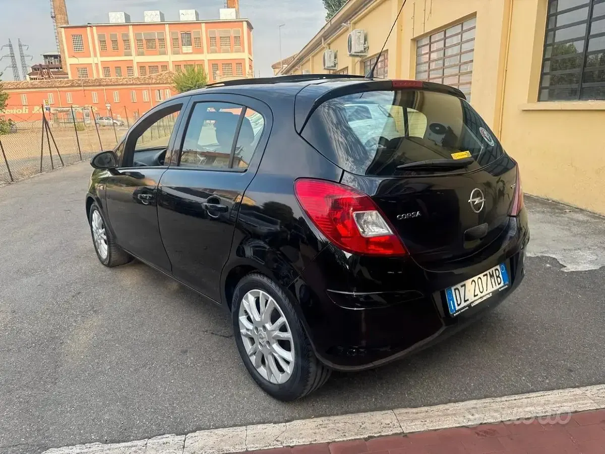 Usata Opel Corsa 90 CV (66 kW) 2009 Nero Utilitaria