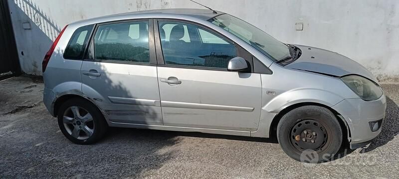 Usata Ford Fiesta 68 CV (50 kW) 2007 Grigio Utilitaria