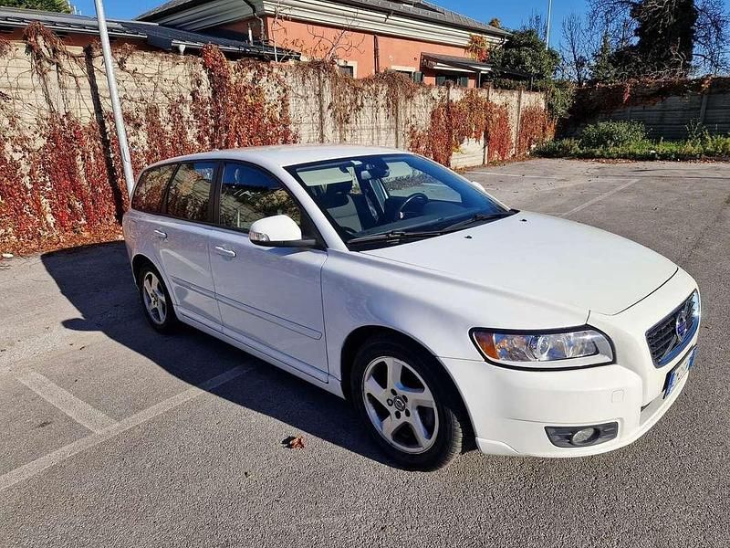 Usata Volvo V50 Momentum 109 CV (80 kW) 2012 Bianco Station wagon