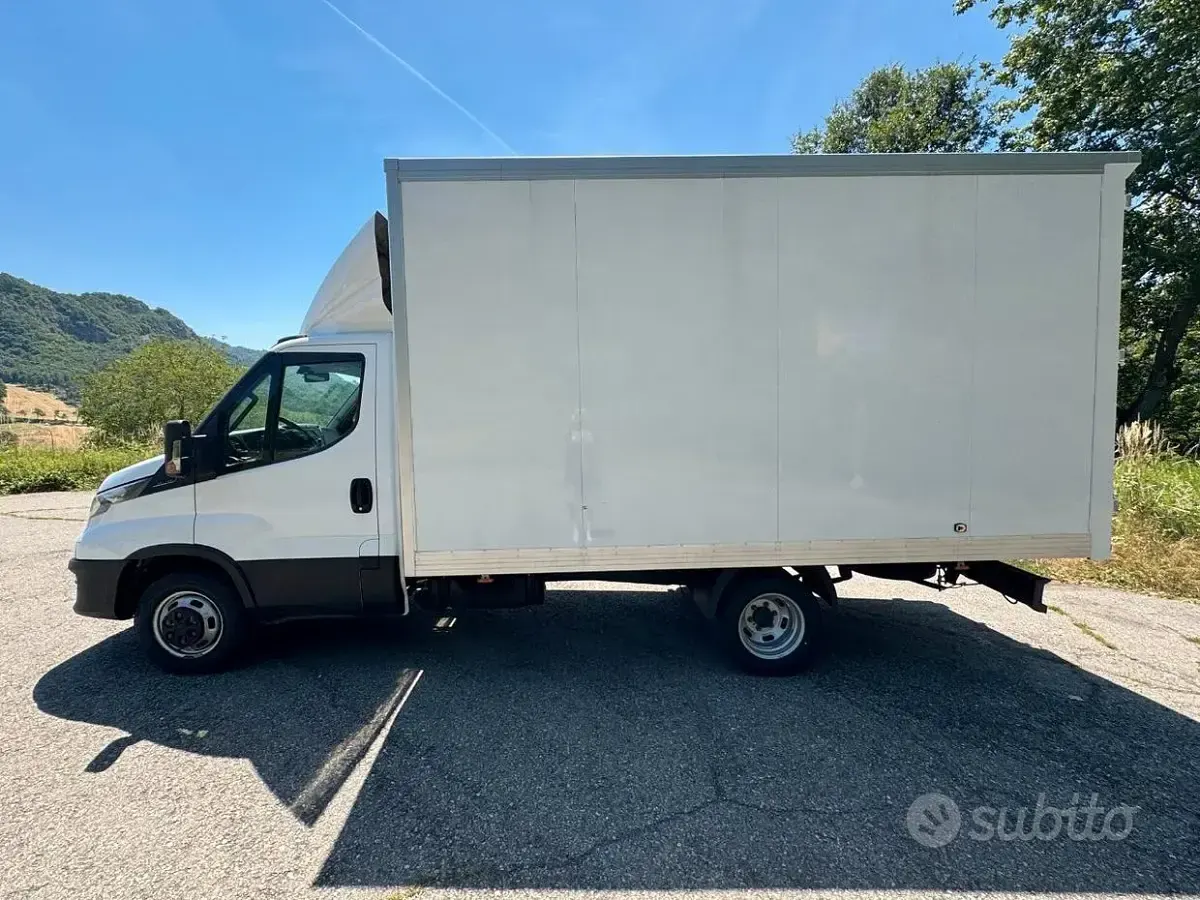 Usata Iveco Daily 136 CV (100 kW) 2022 Bianco Cabrio
