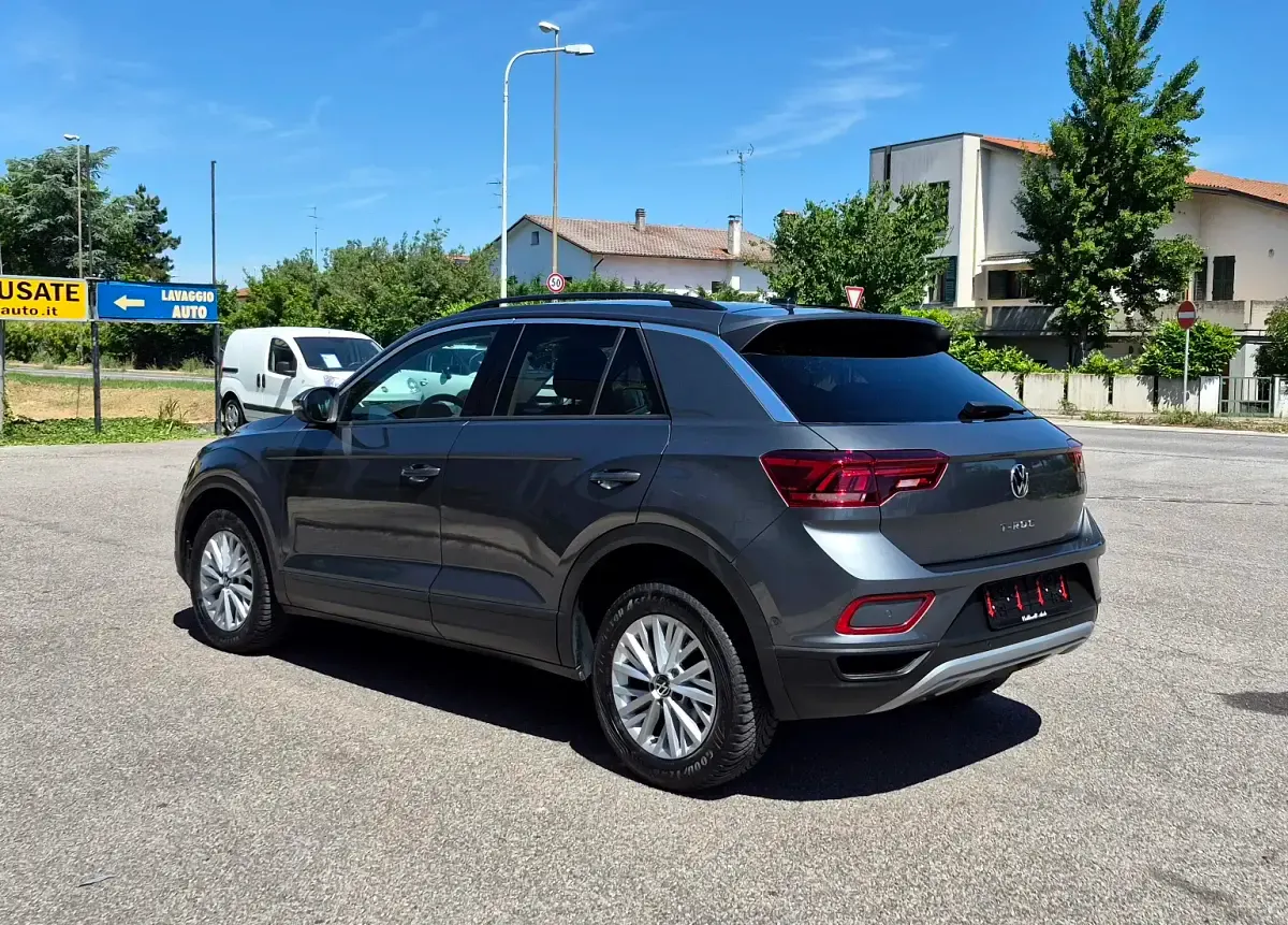 Usata VW T-Roc Life 110 CV (80 kW) 2022 Indium grey metallizzato SUV