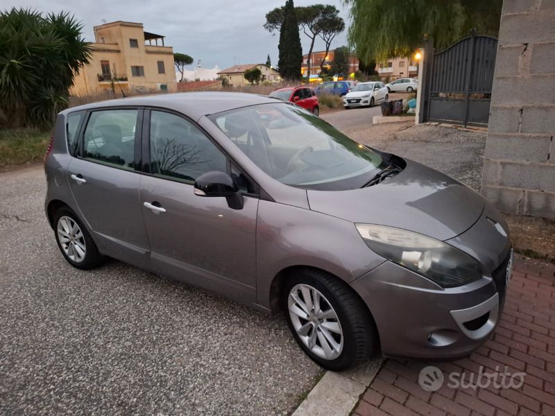Usata Renault Scénic III 110 CV (80 kW) 2011 Grigio Monovolume