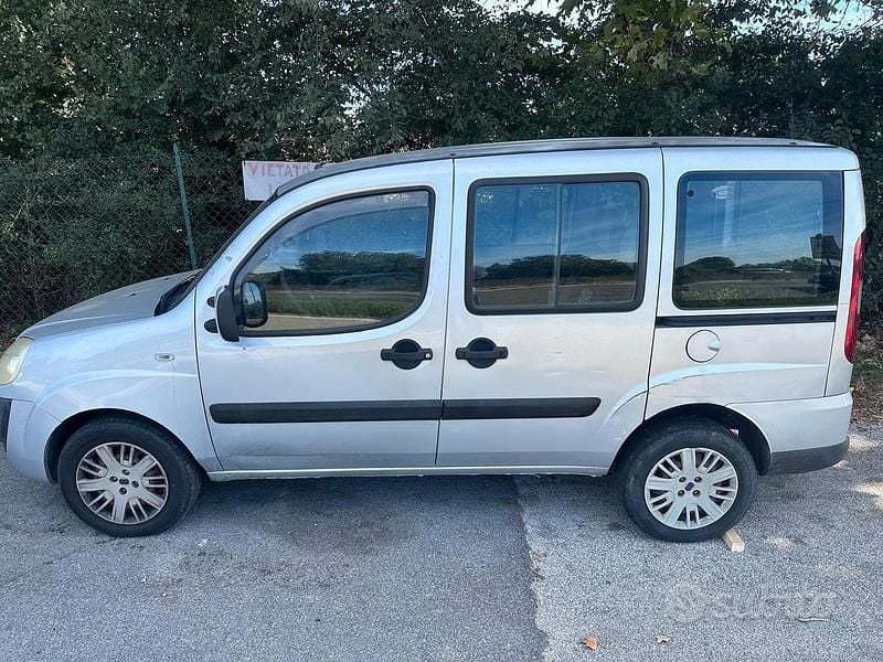 Usata Fiat Doblò 120 CV (88 kW) 2009 Grigio Monovolume