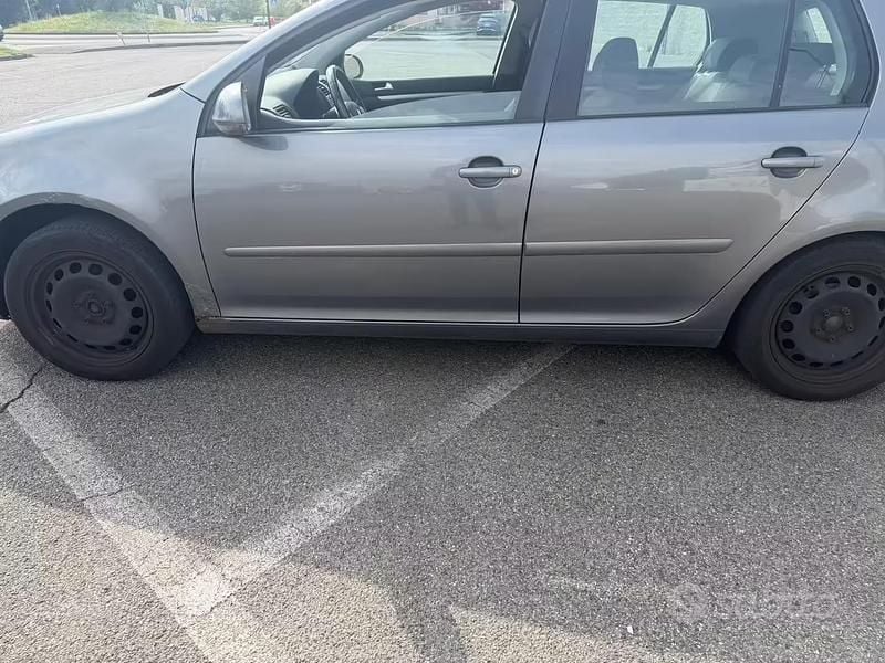 Usata VW Golf V 102 CV (75 kW) 2007 Grigio Berlina