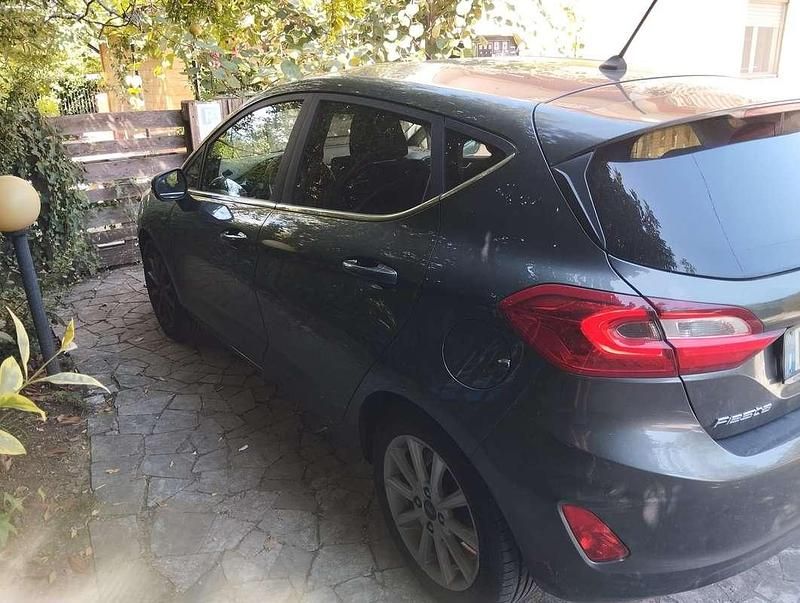 Usata Ford Fiesta 86 CV (63 kW) 2018 Grigio Utilitaria
