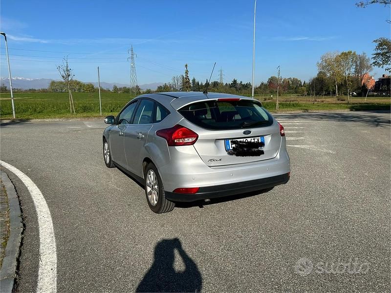 Käytetty Ford Focus 120 HP (88 kW) 2016 Harmaa Sedan