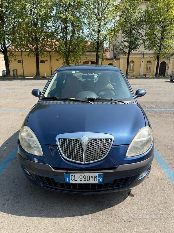 Usata Lancia Ypsilon 70 CV (51 kW) 2004 Blu Utilitaria
