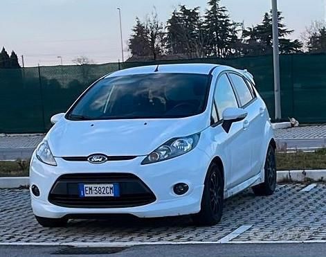 Usata Ford Fiesta 70 CV (51 kW) 2012 Bianco Utilitaria