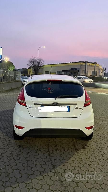 Usata Ford Fiesta 68 CV (50 kW) 2009 Bianco Utilitaria