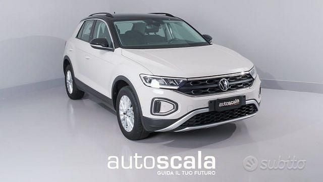 Grigio scuro metallizzato Usata 2023 VW T-Roc Life SUV | 20.990 € (Ottimo prezzo) - Immagine 1/4