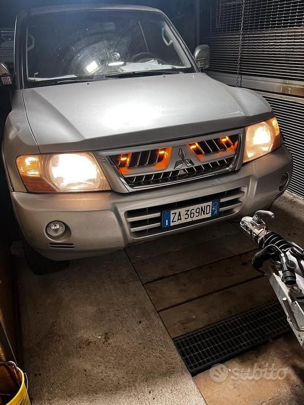Usata Mitsubishi Pajero 160 CV (117 kW) 2003 Grigio SUV