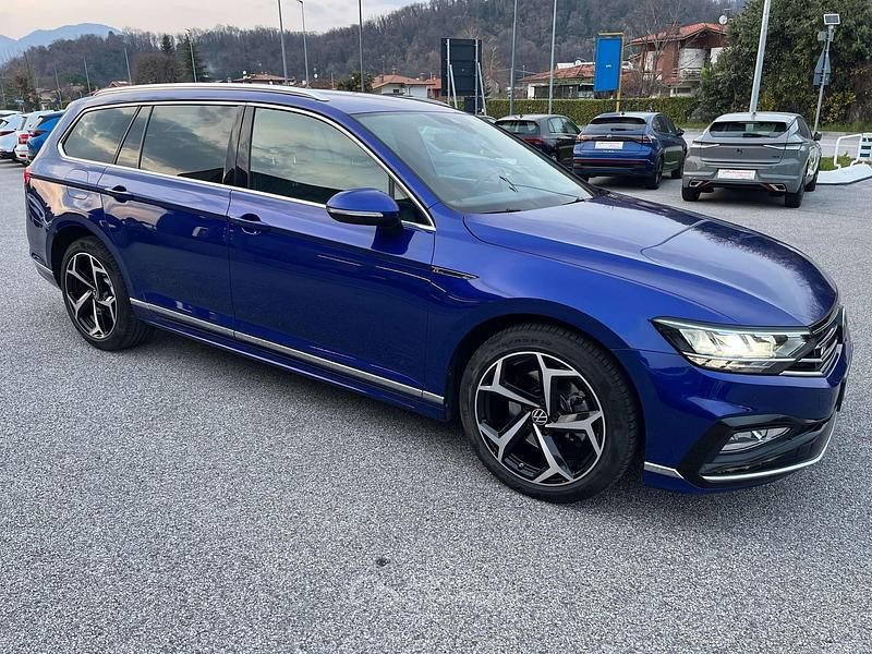 Usata VW Passat Executive 200 CV (147 kW) 2021 Blu/azzurro Station wagon