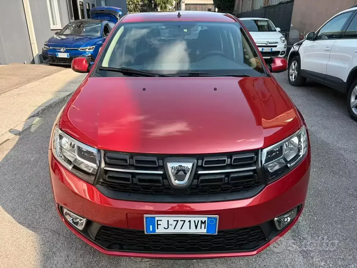 Usata Dacia Sandero Lauréate 75 CV (55 kW) 2017 Rosso Berlina