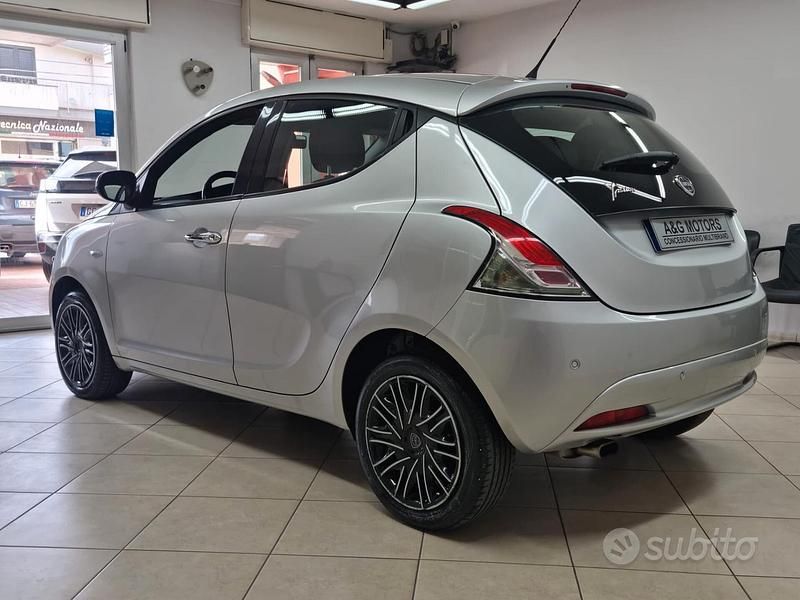 Usata Lancia Ypsilon Gold 69 CV (50 kW) 2018 Grigio Utilitaria