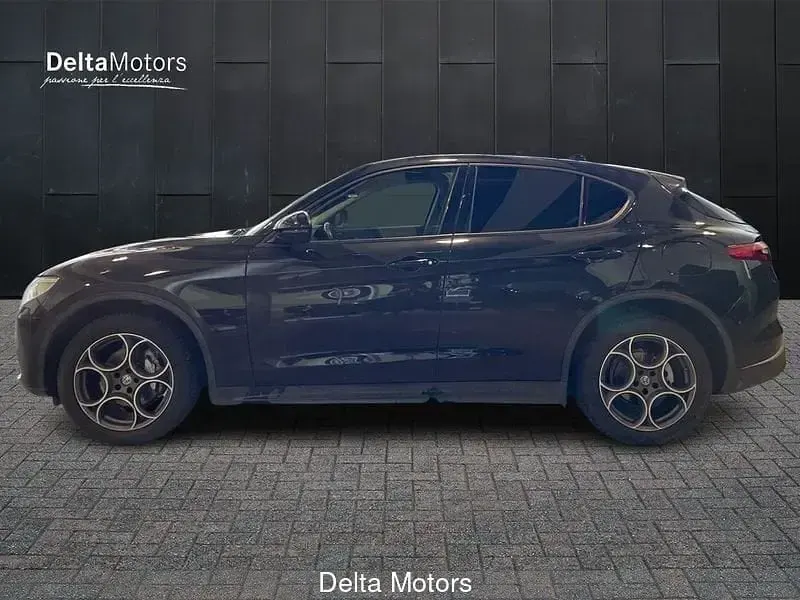 Käytetty Alfa Romeo Stelvio Tech Edition 190 HP (139 kW) 2019 Musta Katumaasturi