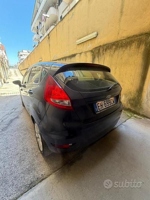 Usata Ford Fiesta 97 CV (71 kW) 2011 Blu Utilitaria