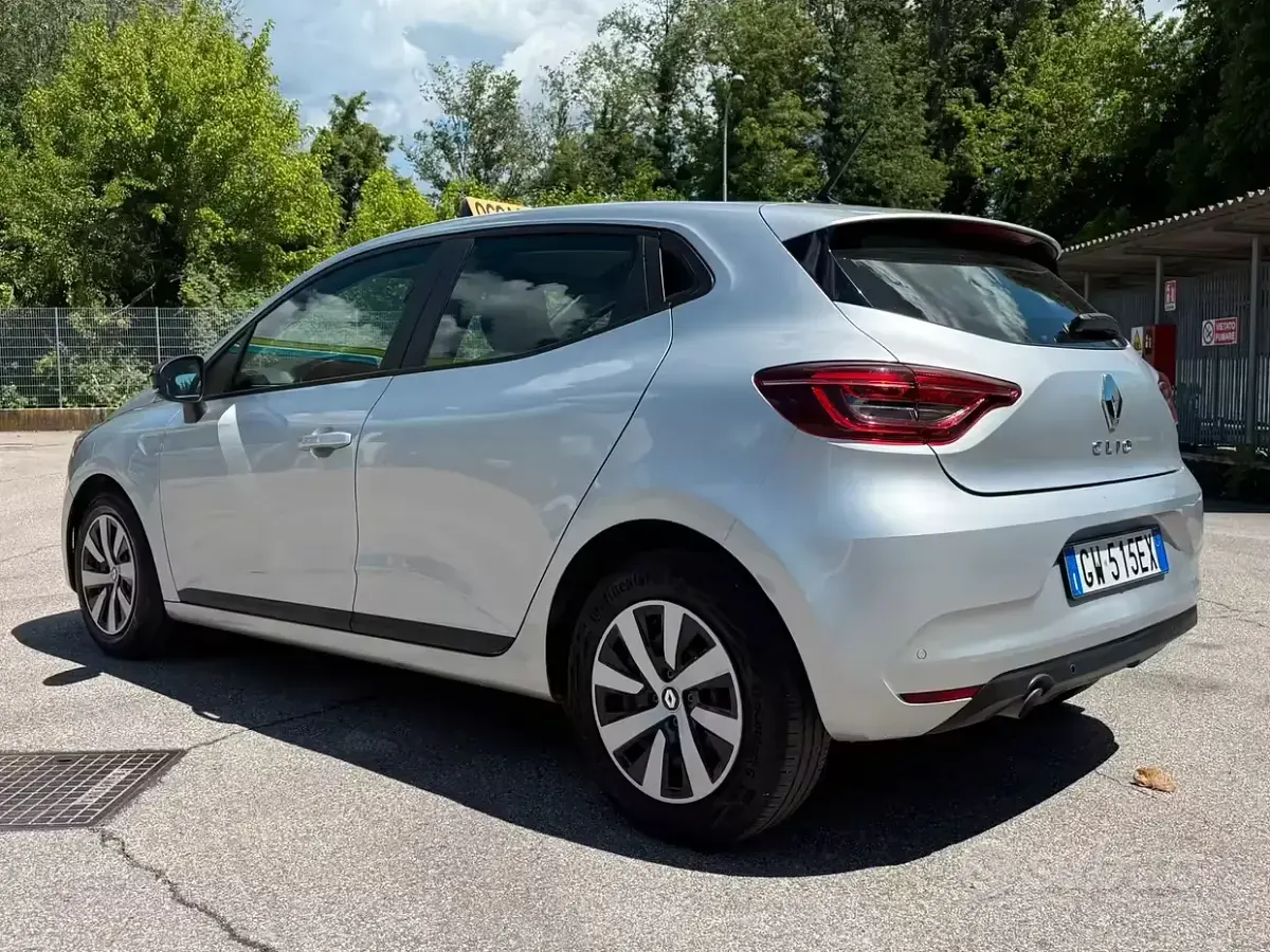 Käytetty Renault Clio V 101 HP (74 kW) 2022 Harmaa Viistoperä