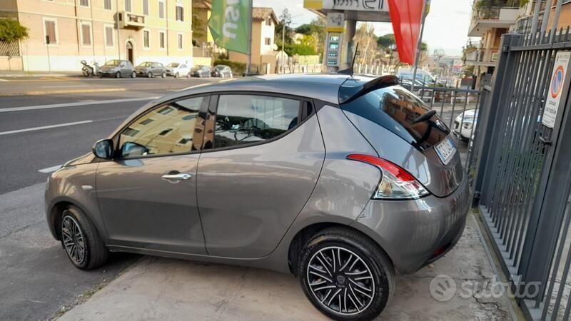 Usata Lancia Ypsilon Gold 69 CV (50 kW) 2023 Grigio Utilitaria