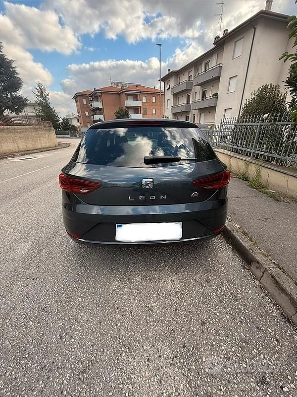 Begagnad Seat Leon FR 131 HK (96 kW) 2020 Grå Sedan