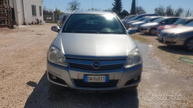 Argento Usata 2009 Opel Astra Cosmo Tre volumi | 2499 € (Buon prezzo) - Immagine 1/4